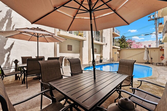 Building Photo - Beautiful & Spacious 1BD/1BA Condo - Walk ...