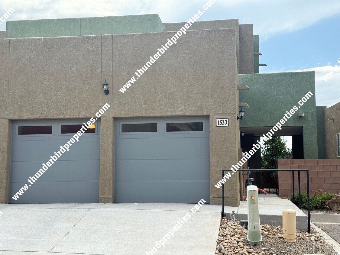 Foto principal - Beautiful 4 bedroom home near KAFB