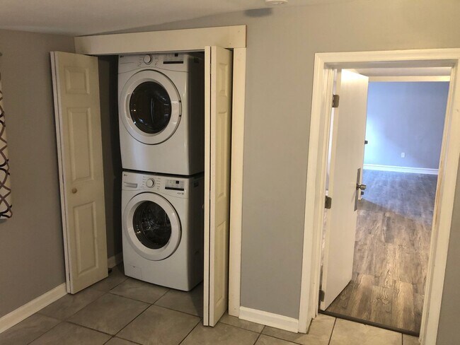 Building Photo - Recently Renovated 3BD/1BA West Oak Lane A...