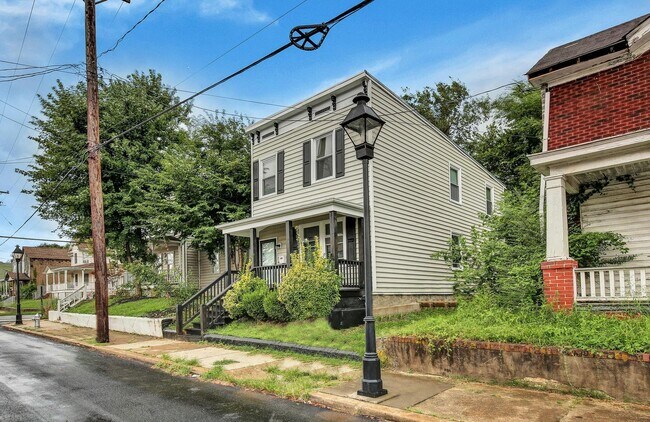 Building Photo - 121 E 15th St