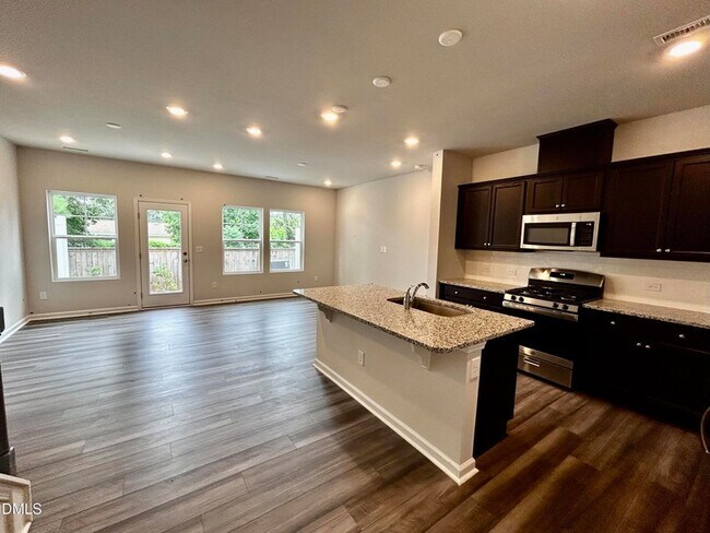 Foto del edificio - 154 Paramount Dr