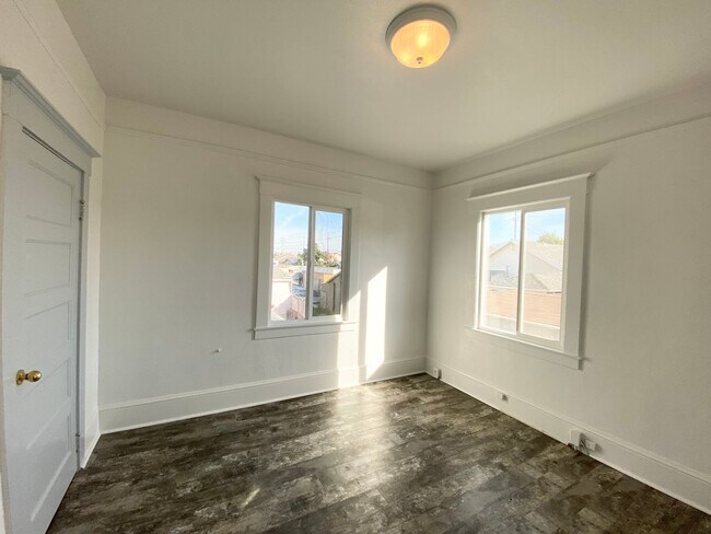 Photo - 654-656 20th St Apartment