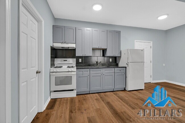 Foto del edificio - "Charming 2-Bedroom Haven in East Chicago - Spacious 750 Sq Ft Gem!"