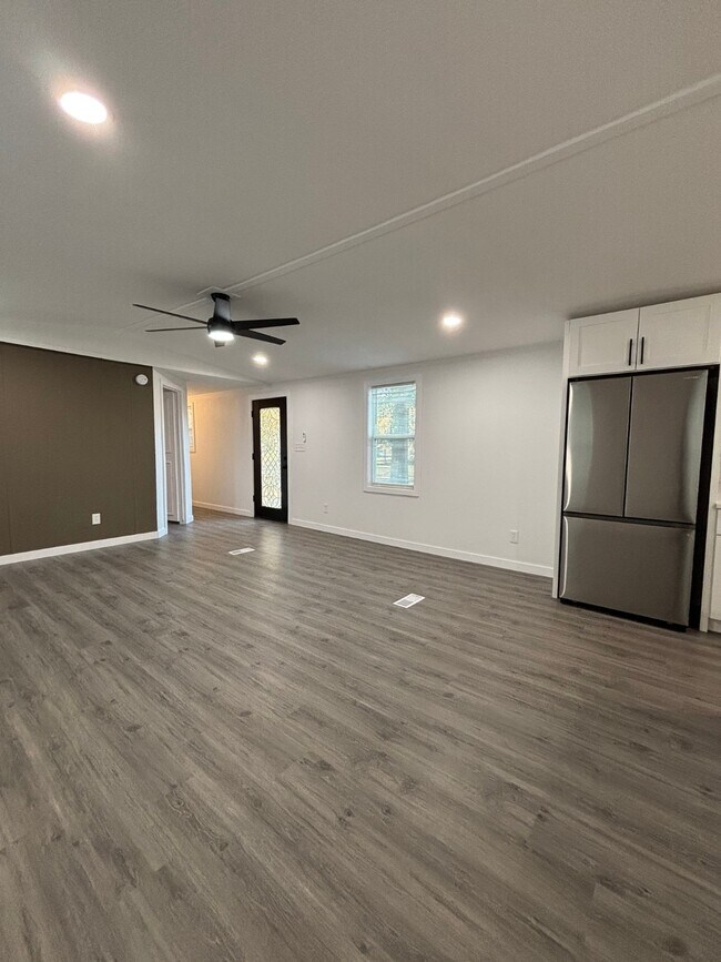 Foto del edificio - 19856 Old Hwy 105 E