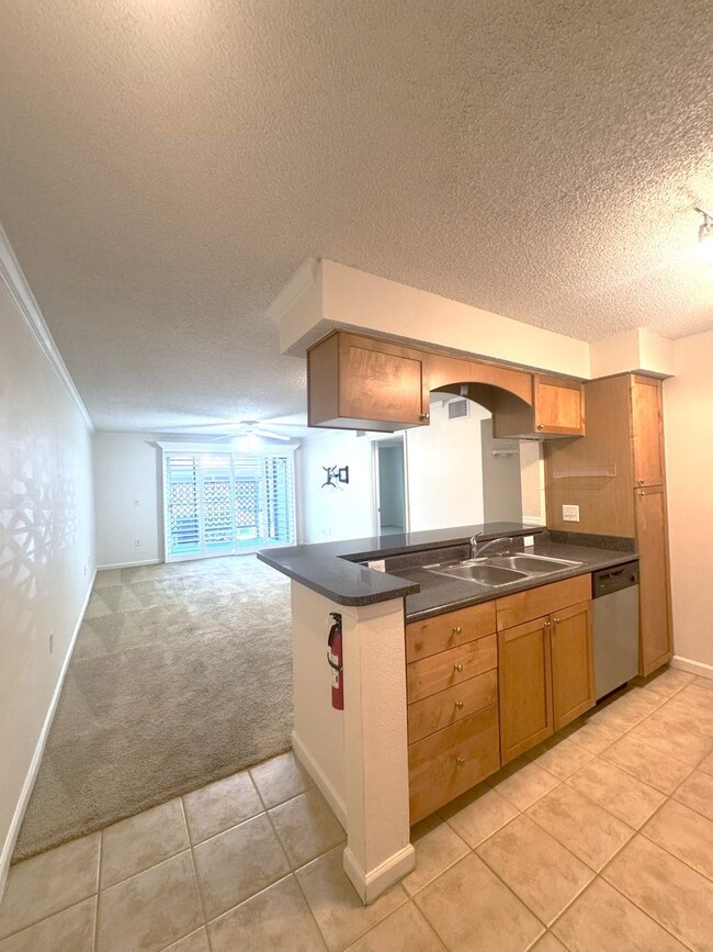 Building Photo - Beautiful Condo in the Fountains near beaches