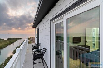 Building Photo - 111 W Sunny Isle Dr