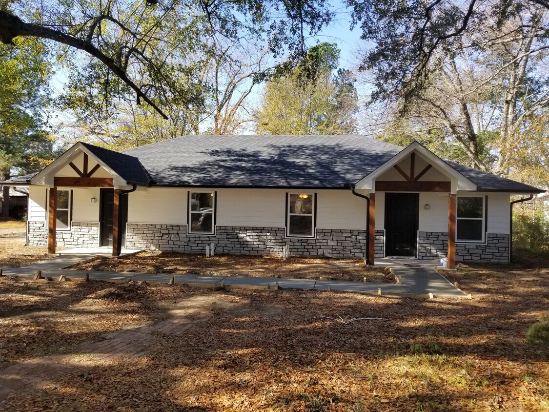 Foto principal - 830 20th St SE