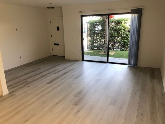 Building Photo - 408 N Venice Blvd