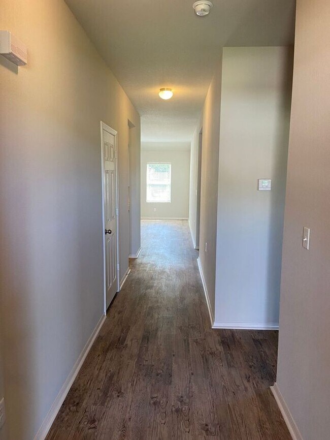 Building Photo - Three Bedroom | Two Bathroom Home in Fairv...