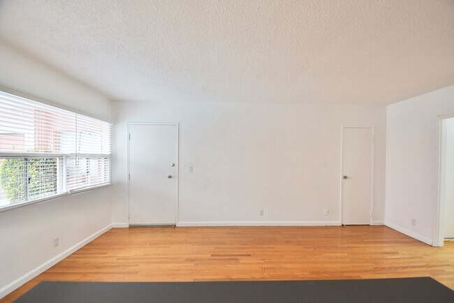 Building Photo - 11143 Aqua Vista St