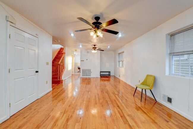 Foto del edificio - 919 Paterson Plank Rd
