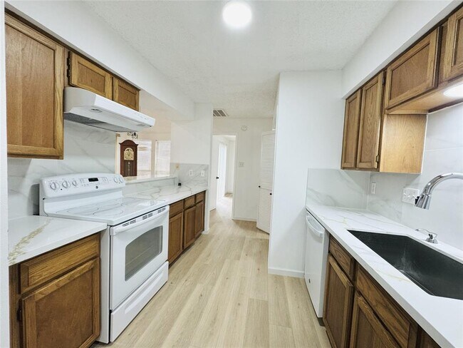 Foto del edificio - 2906 Shadow Trail Dr