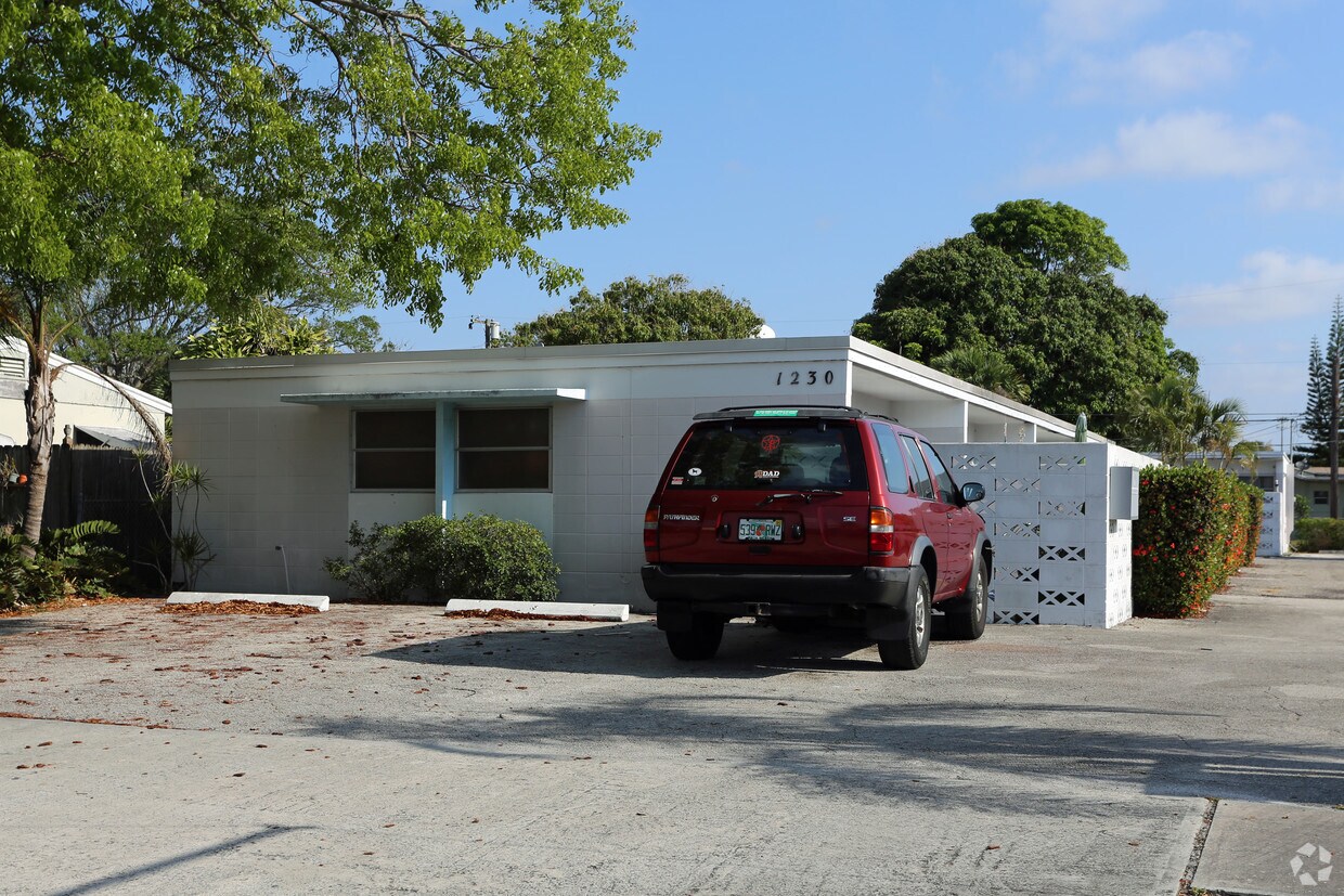 Building Photo - 1230 18th Ave N