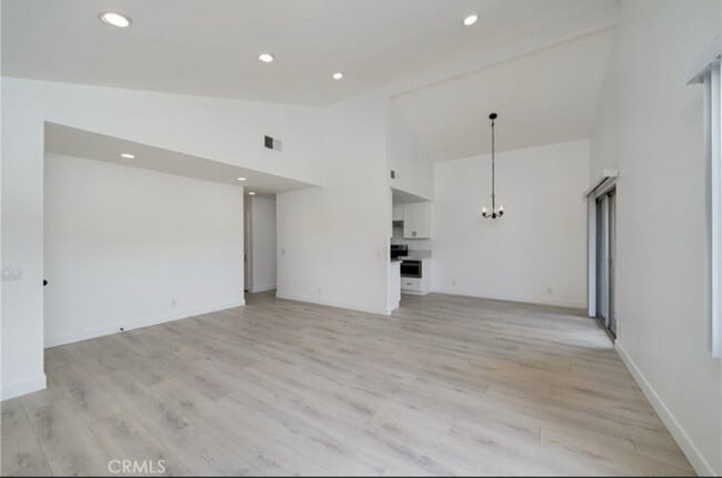 Building Photo - 3180 Little Mountain Dr