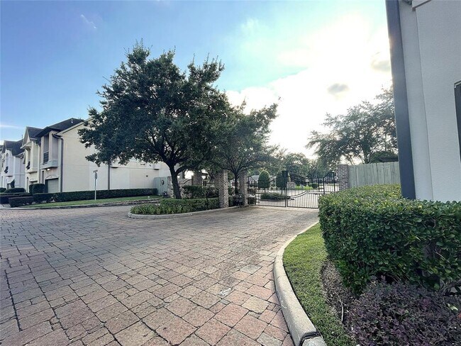 Building Photo - 3138 Pemberton Walk