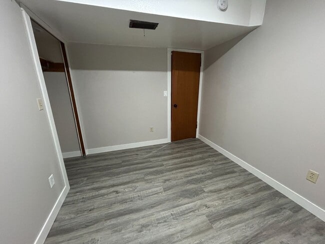 Building Photo - 145 12th Ave W