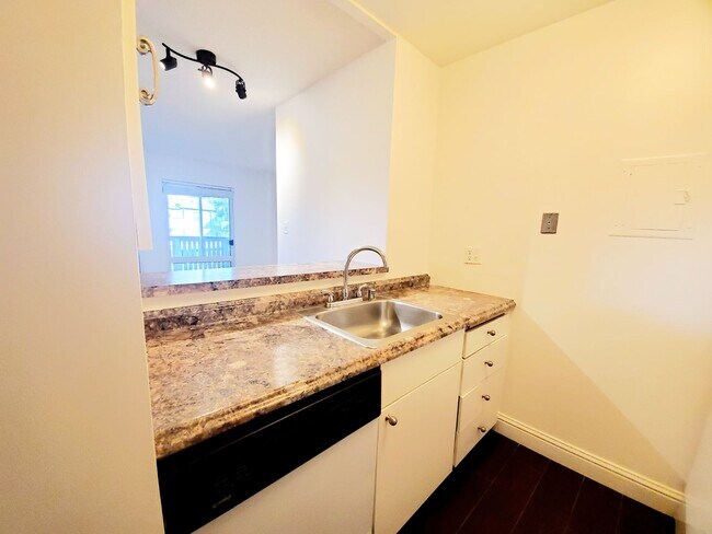 Foto del edificio - Top floor studio with large patio & greenb...