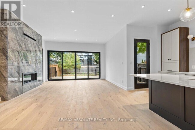 Photo du bâtiment - 515 Roosevelt Ave