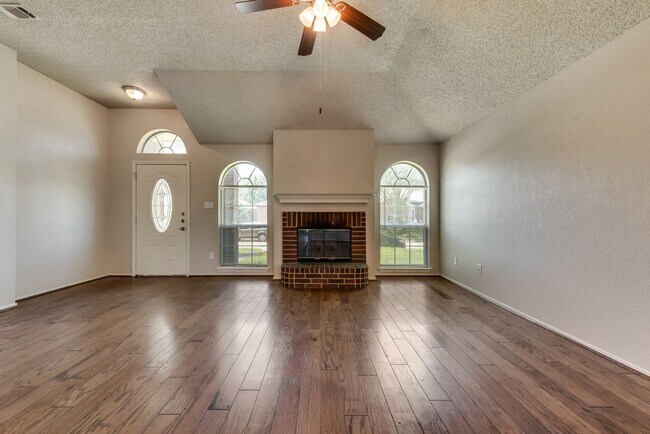 Building Photo - MOVE IN READY WITH SELF TOUR OPTION--  MES...