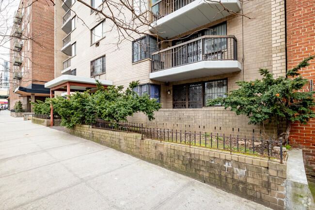 Building Photo - 134-46 Maple Ave