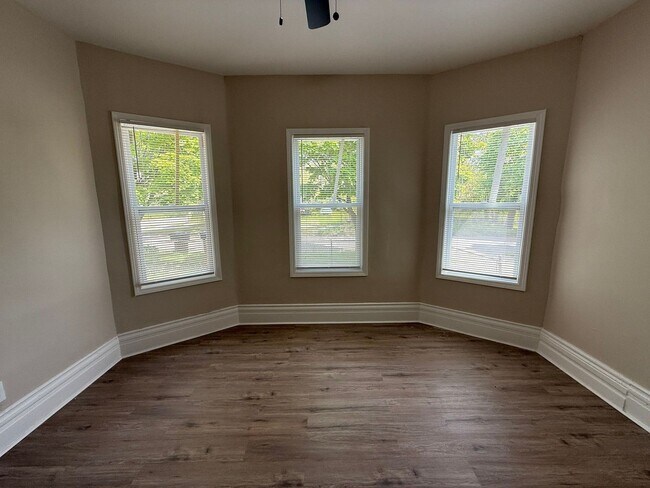 Foto del edificio - Renovated 4-Bedroom Home – We Welcome Sect...