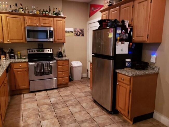 Foto del edificio - 9/1 Huge 4BR/2BA w/heat included, right on...