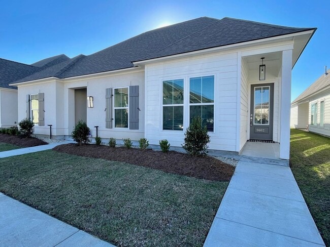Building Photo - Beautiful 3 bedroom 2 bath end unit with s...