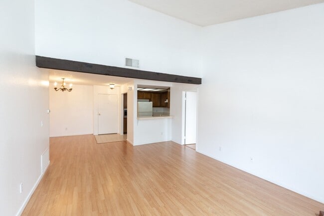 Building Photo - !!! CHARMING 2/2 CONDO WITH 2 CAR GARAGE I...