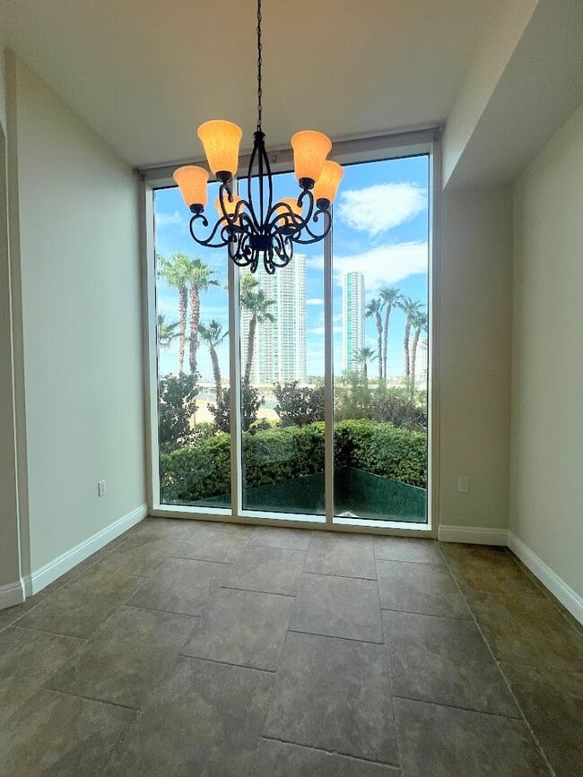 Building Photo - Turnberry Place - 2 Bedroom 2 Bath Condo