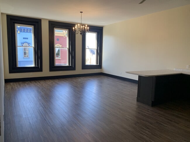 Foto del edificio - 103 S Main St