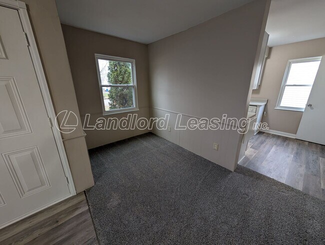 Foto del edificio - Updated Cape Cod with New Flooring, Front Deck & Garage