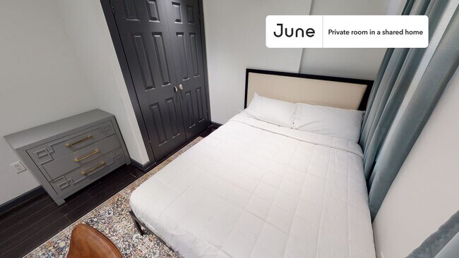 Foto del edificio - Private bedroom in 3 bed/1 bath Home