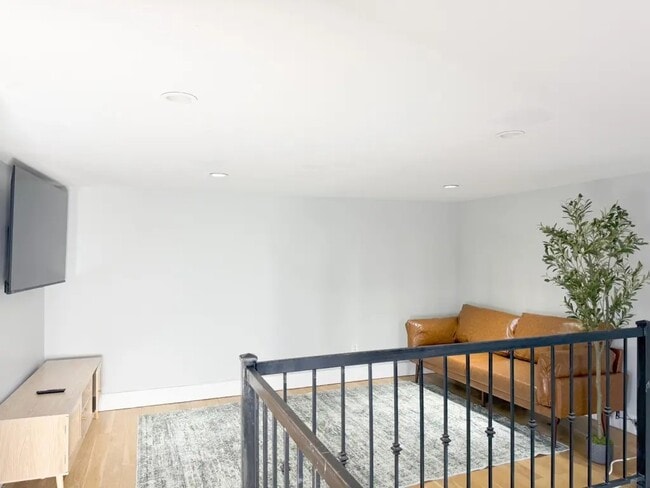 Building Photo - Furnished room/NOT APARTMENT