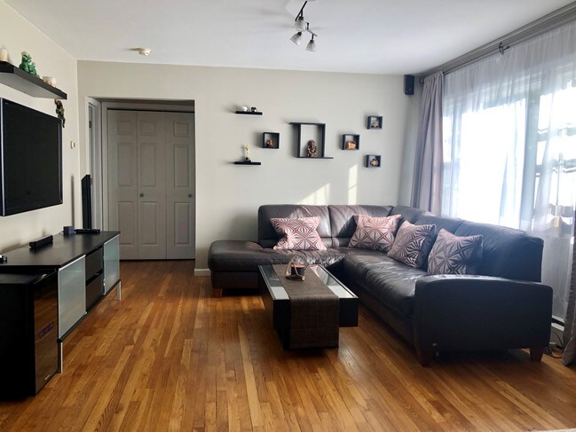 Livingroom - 110 Pitney Pl