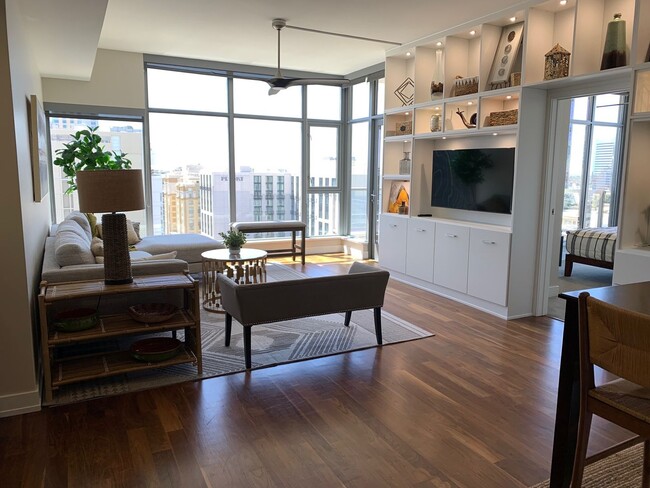 Building Photo - Downtown San Diego - fully furnished upsca...