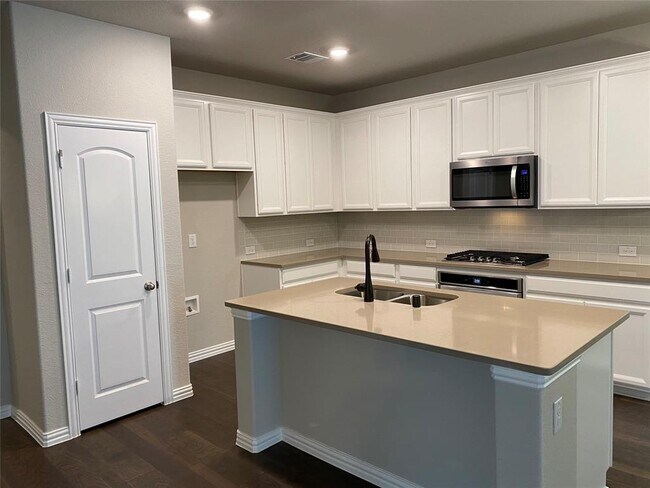 Building Photo - 2121 Miramar Dr