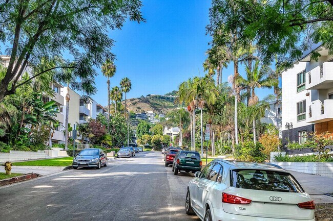 Foto del edificio - Stunning HUGE Top-floor 2+2 Unit