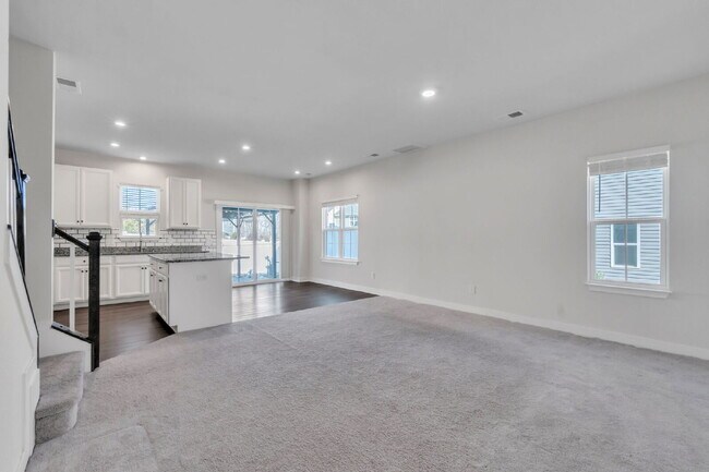 Foto del edificio - Beautiful 3 Bedroom, 2.5 Bathroom Townhome with 1-Car Garage $1,650/mo rent