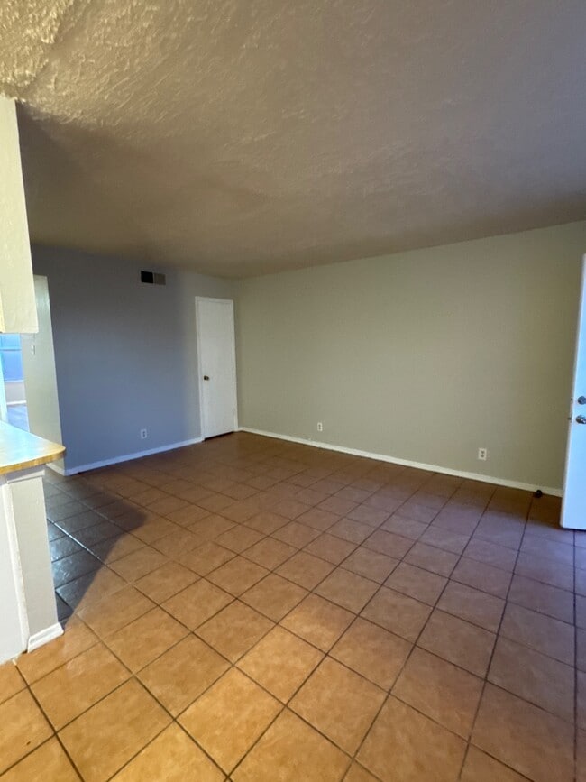 Building Photo - 928 San Pedro Dr SE
