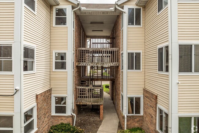 Building Photo - Newly Renovated 4 Bedroom Apartment Akron