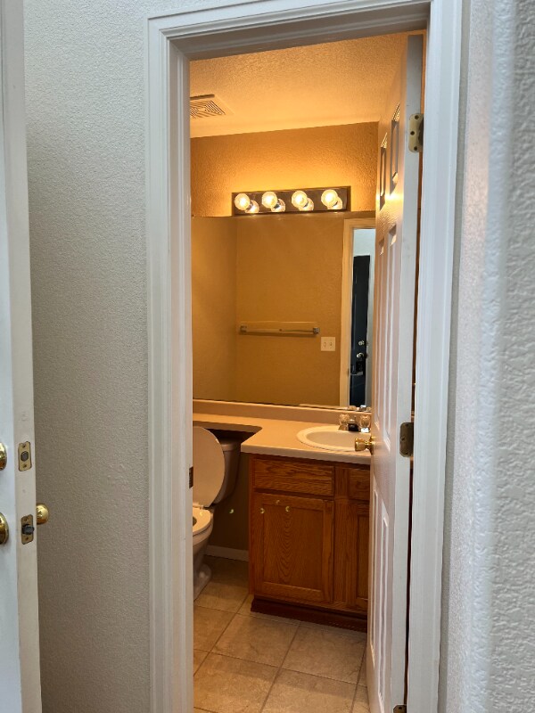 medio baño junto a la entrada - 1430 Morningside Dr