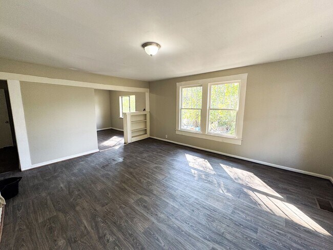 Building Photo - Newly Renovated 3 Bedroom, 2 Bathroom Home