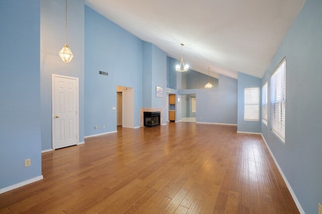 Building Photo - 1317 N Palmsprings Dr