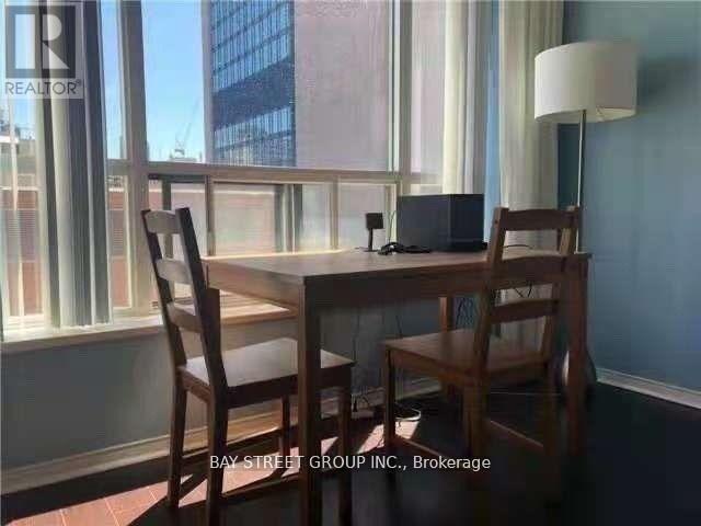 Photo du bâtiment - 887-887 Bay St.