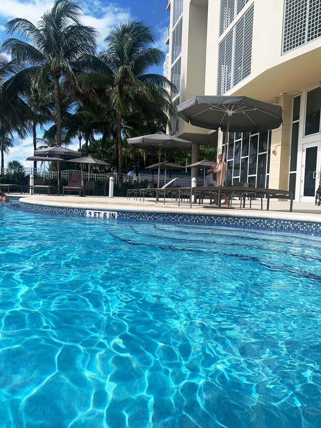 Building Photo - 16699 Collins Ave