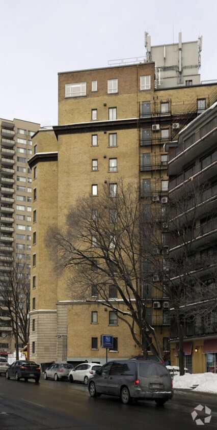 Building Photo - 3465 Ch De La Côte-Des-Neiges