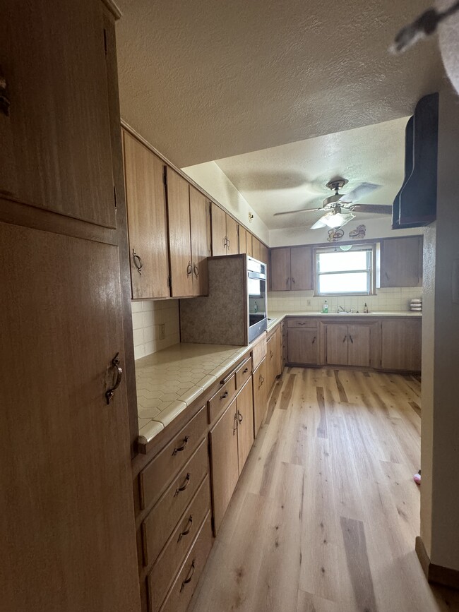 Kitchen - 1006 S Franklin Ave