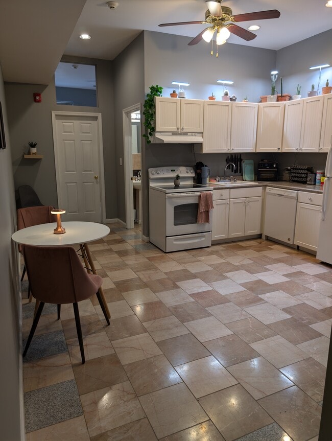 Foto del edificio - 4219 Ridge Ave