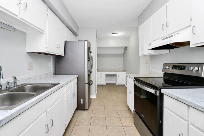 Building Photo - 9121 Troon Ln