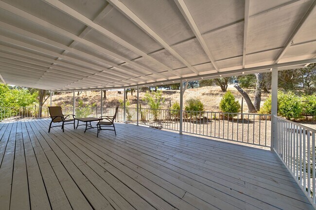 Foto del edificio - Utilities Included! Updated 2 Bedroom Home on 20 Acres in Shingle Springs!